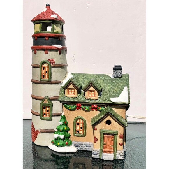 DICKENS KEEPSAKE HERITAGE PORCELAIN LIGHTED HOUSE HAND PAINTED 9 IN X 6.5 IN - Picture 4 of 10